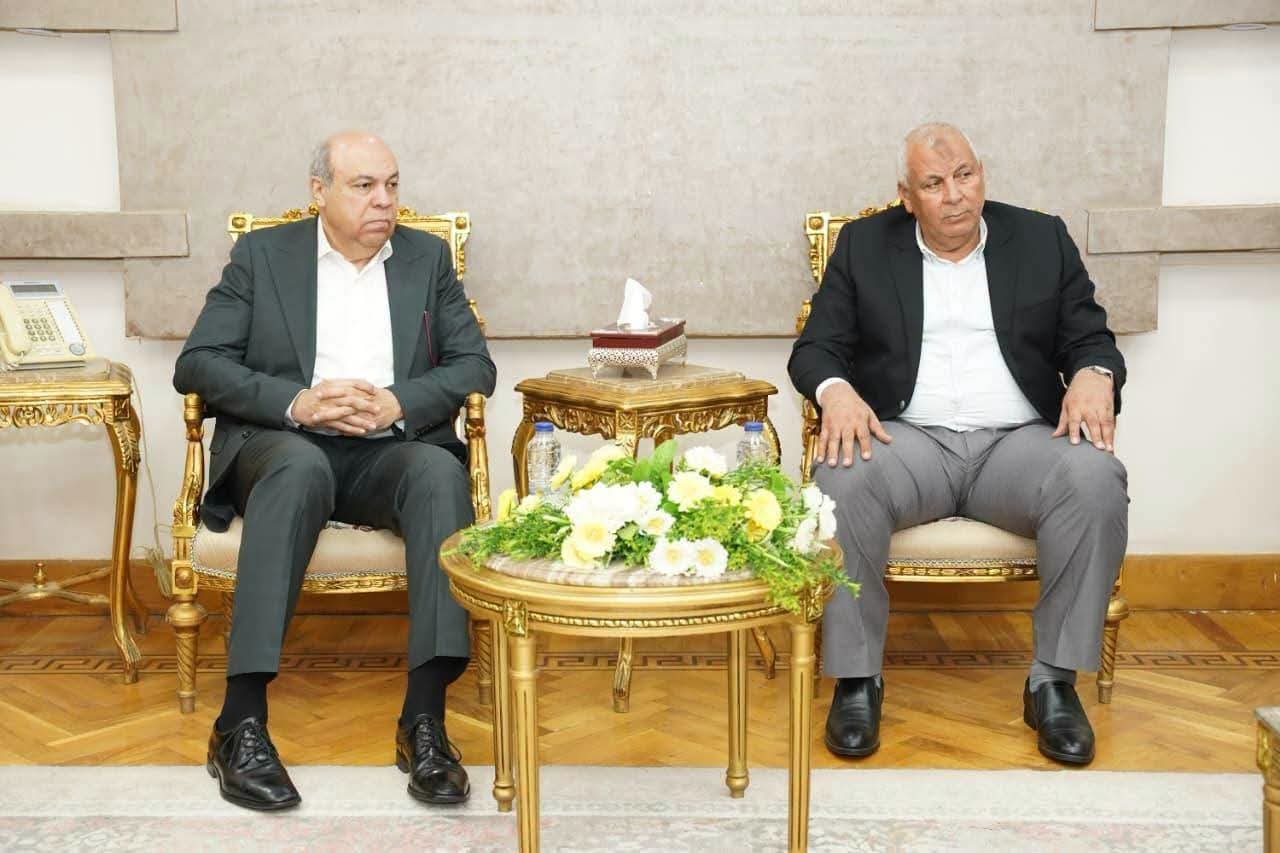 وزير الطيران يبحث مع محافظ مطروح تنشيط الحركة الجوية والسياحية