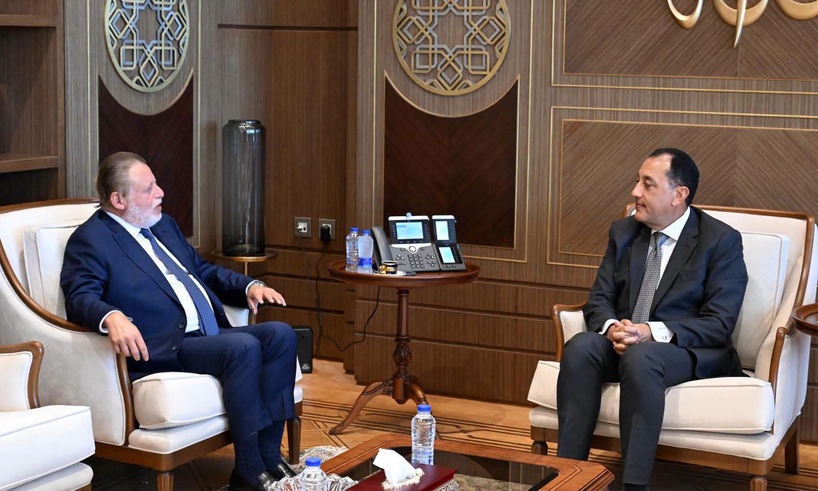 مدبولي يبحث مع محافظ البنك المركزي ملفات الاقتصاد ذات الأولوية