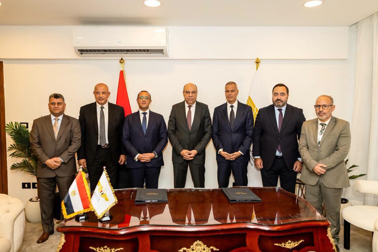 الحفني يشهد بروتوكولًا لتبادل الخبرات وتطوير الكوادر بمنظومة الطيران المدني