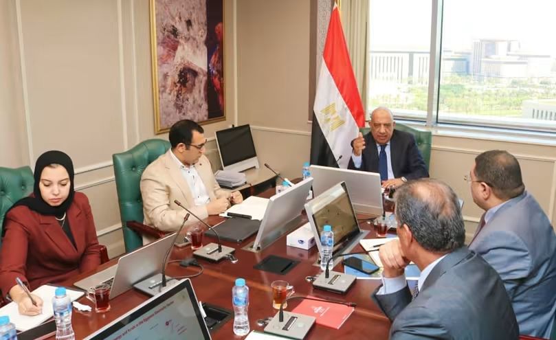 عصمت يوجه بتنظيم سوق الكهرباء وجذب المزيد من الاستثمارات