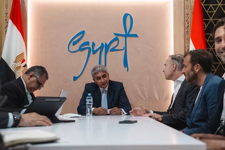وزير السياحة يبحث تعزيز رحلات الطيران الفرنسية إلى المقاصد المصرية