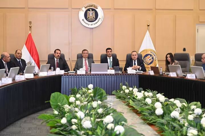 الصناعة والزراعة والتعليم العالي تبحث تعظيم صناعة وتصدير الكتان