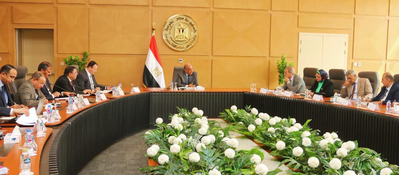 وزير الكهرباء يراجع خطط تأمين الشبكة والتوسع في الطاقات المتجددة