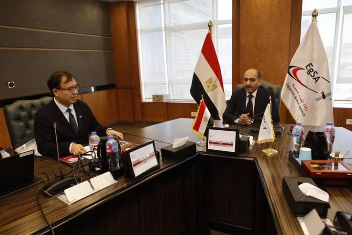 مصر والصين تعززان التعاون في بناء القدرات الفضائية وتطوير الأقمار