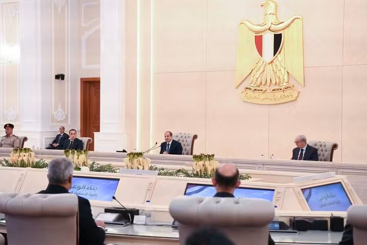 الرئيس السيسى : تطوير الخدمات وحسن معاملة المواطنين أولوية للدولة