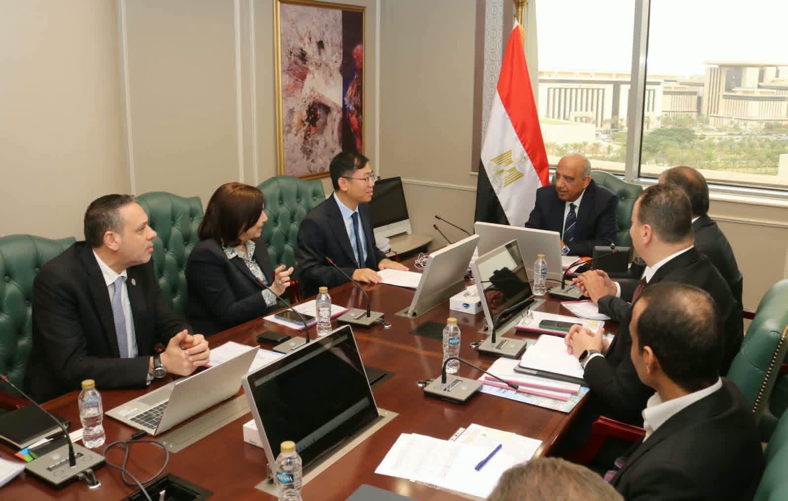 الكهرباء تبحث توسيع الاستثمارات في الطاقة النظيفة وتخزين الكهرباء