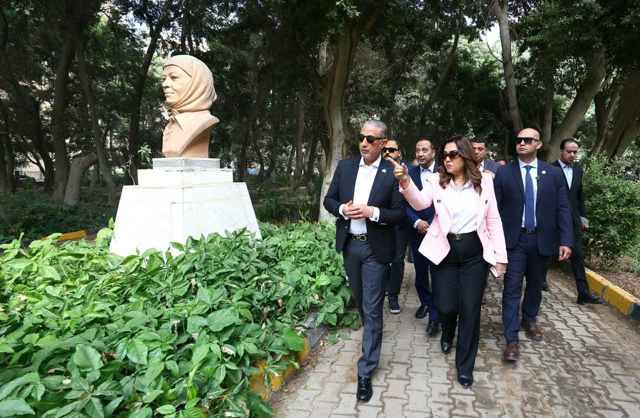 منال عوض والأنصاري يتابعان رفع كفاءة الحدائق وتحسين الخدمات بالجيزة