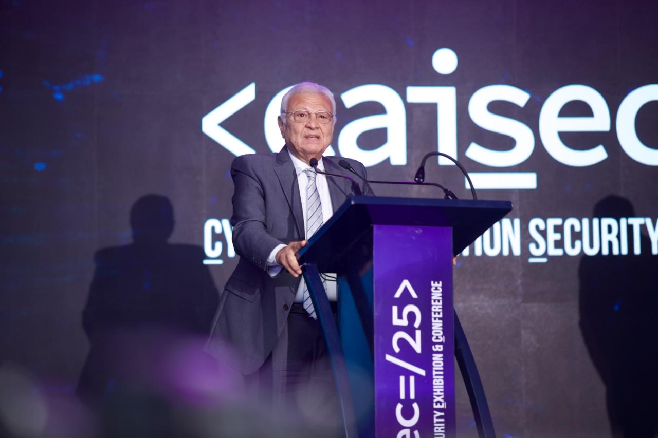 CAISEC’25يكرم د. عاطف حلمى ،وزير الاتصالات وتكنولوجيا المعلومات الأسبق