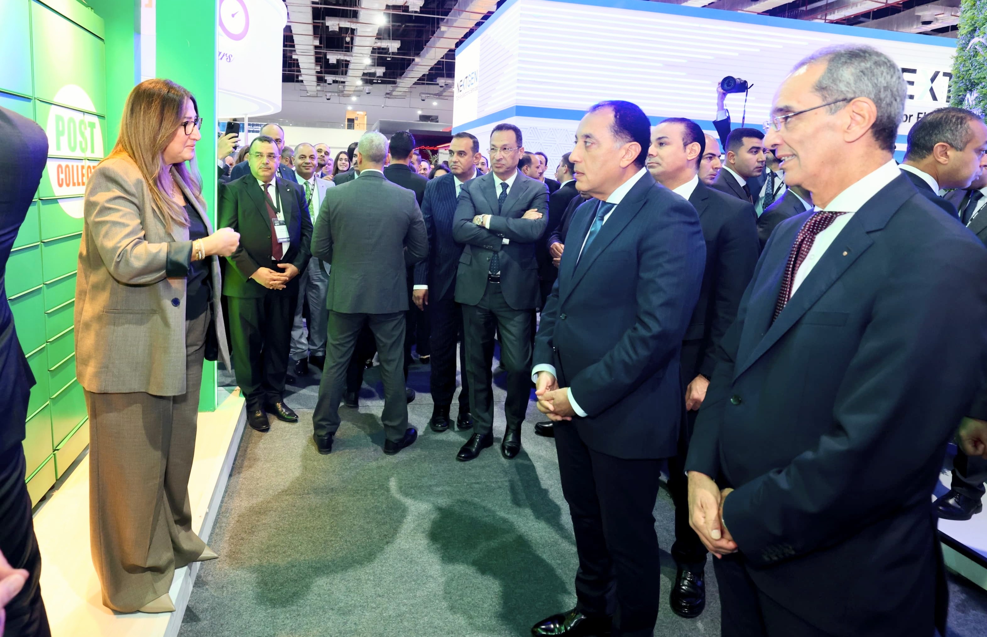 داليا الباز تستعرض منظومة خدمات البريد المصرى لرئيس الوزراء 