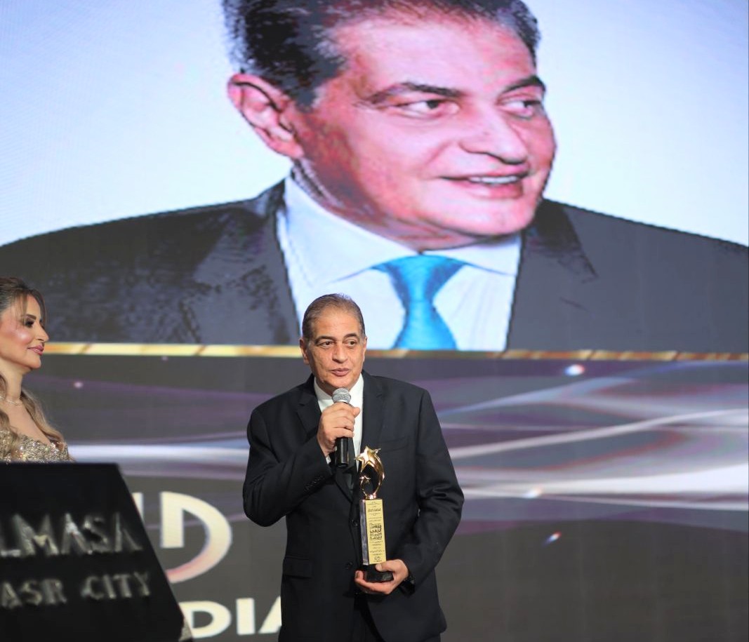 أسامة كمال يحصد لقب أفضل إعلامي بملتقى التميز العربي