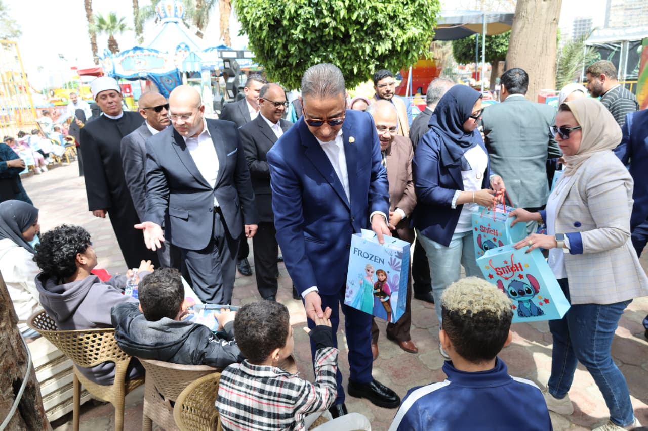 في عيدها القومي.. محافظ الجيزة يشارك الأيتام احتفالاتهم ويستقبل القيادات التنفيذية