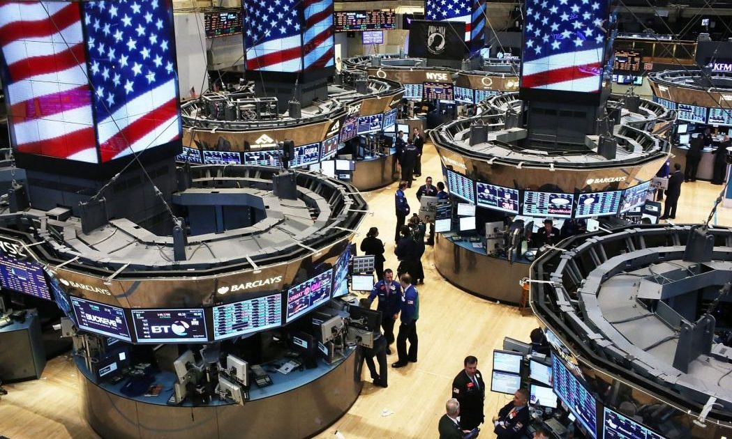وول ستريت ترتفع عقب تثبيت الفائدة الأمريكية وسط ترقب عالمي