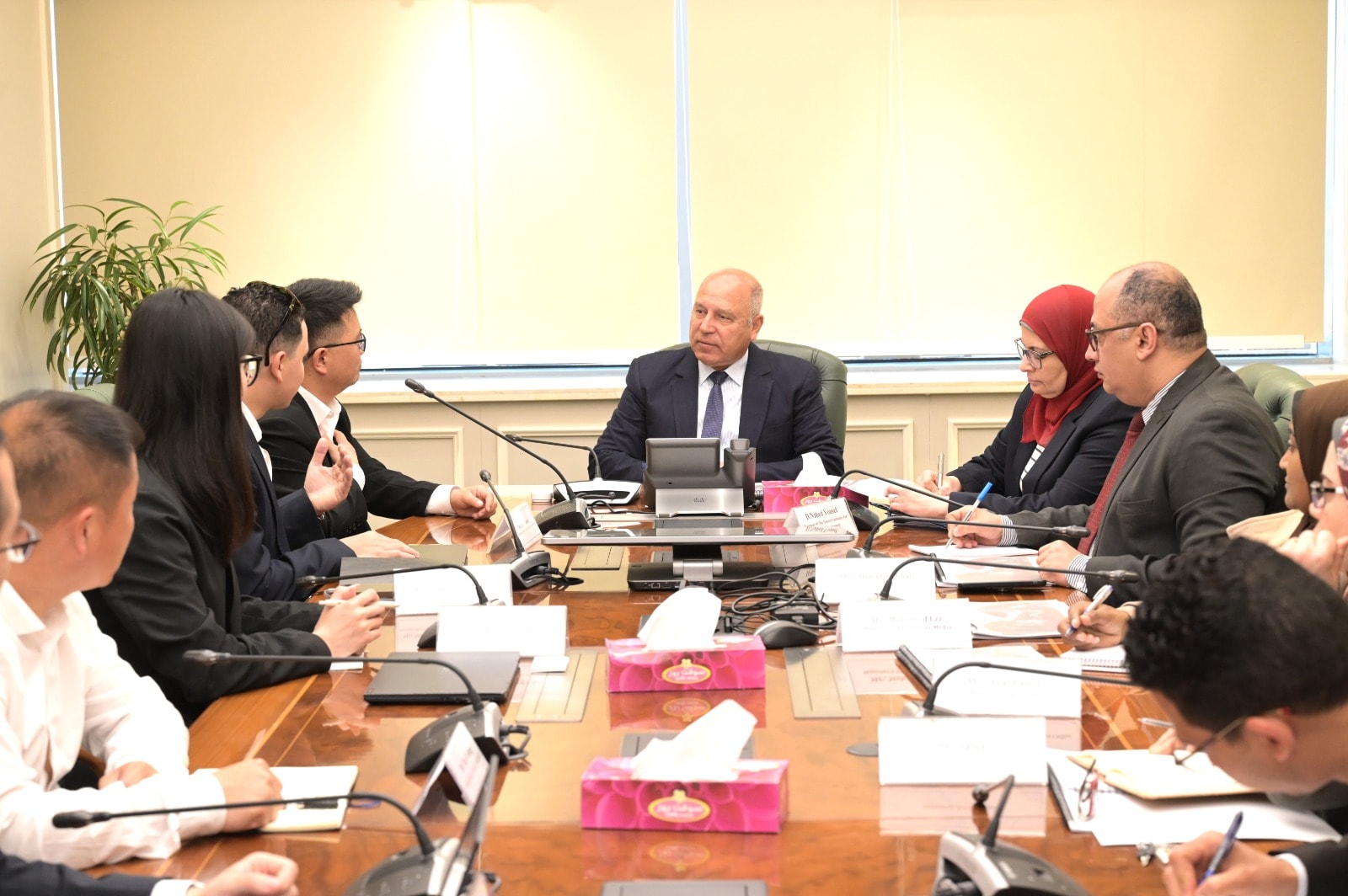 وزير الصناعة والنقل يبحث مع مجموعة ديلي الصينية إقامة مجمع صناعي بالعاشر من رمضان 