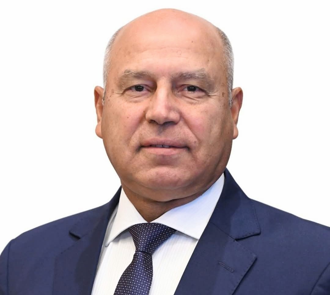 وزير النقل يستعرض أمام الرئيس خطة توطين الصناعة وتقليل الاستيراد