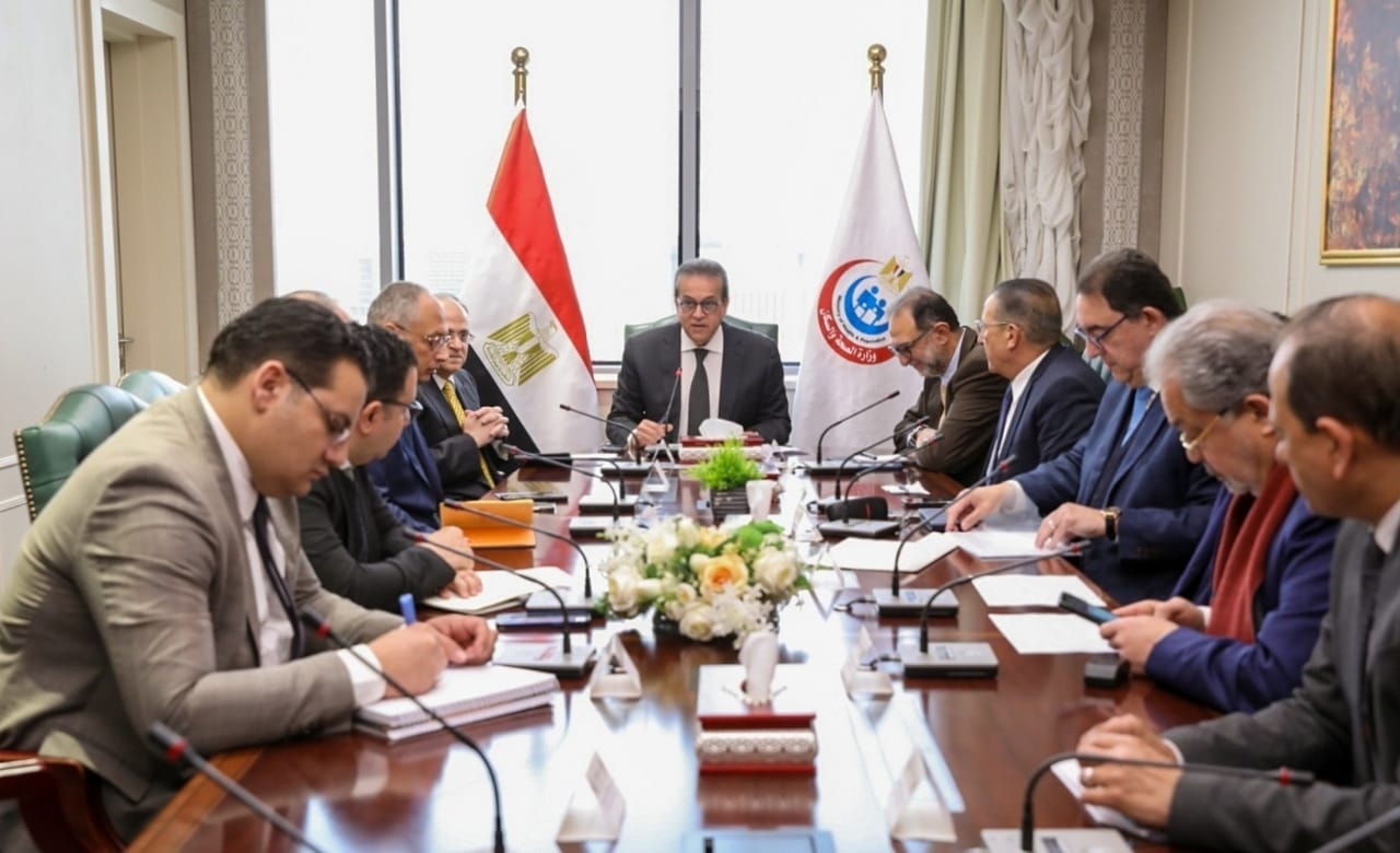 عبدالغفار يبحث مع مجموعة العمل الوزارية سبل تبسيط الإجراءات، وتقديم حلول عملية لفتح السوق المصرية أمام الاستثمارات العالمية