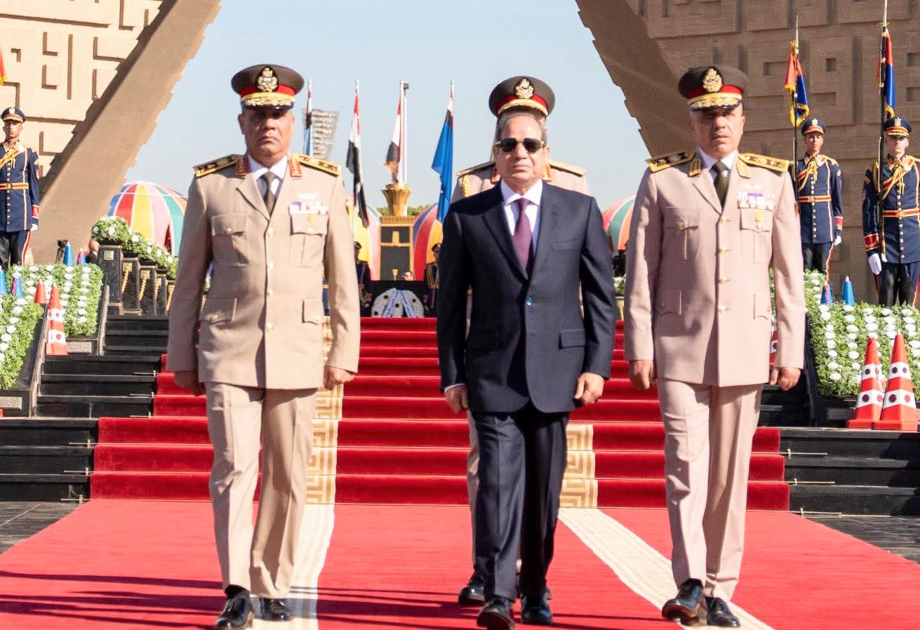 احتفالًا بتحرير سيناء..السيسي يضع إكليل الزهور على النصب التذكاري للشهداء