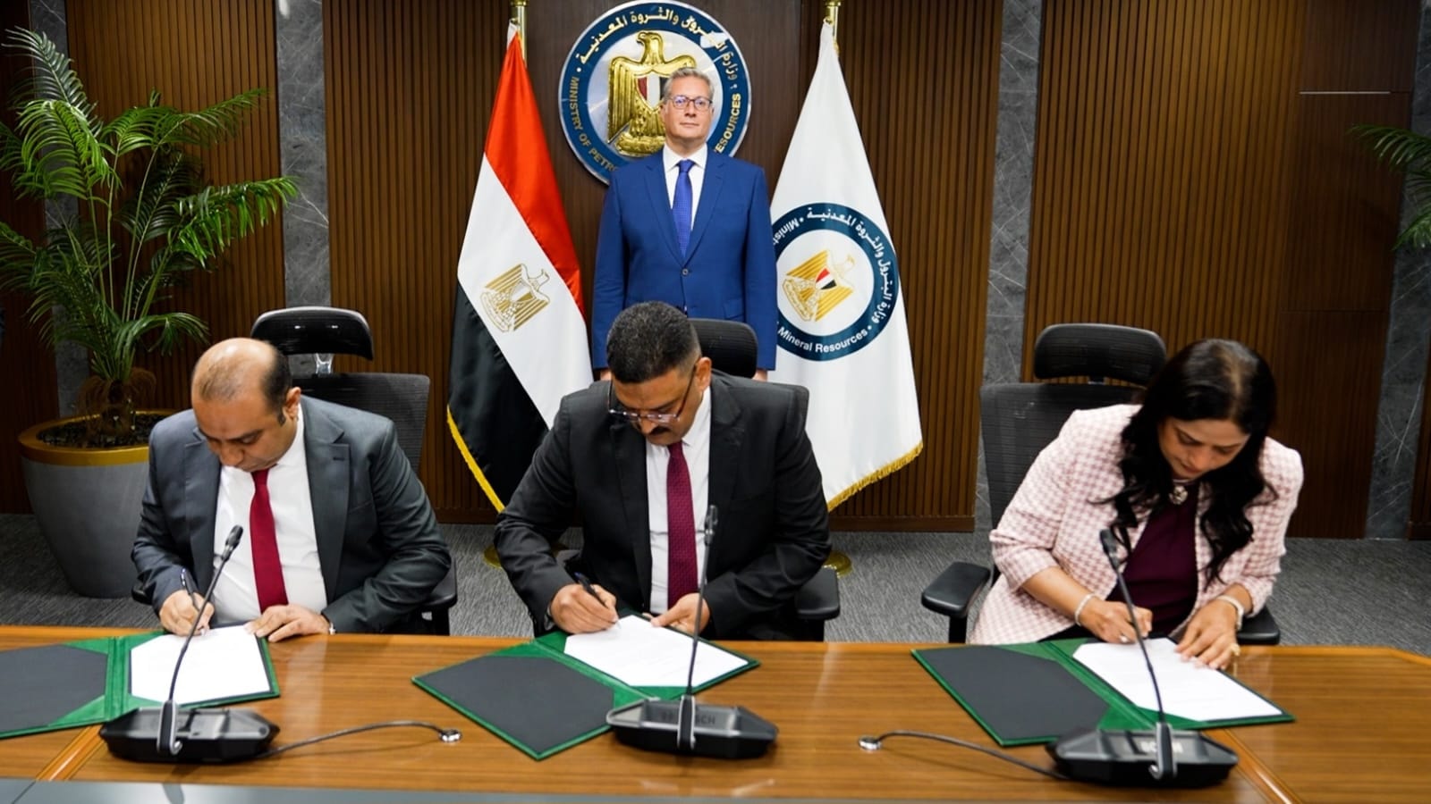  وزارة البترول توقع اتفاقية لاستغلال الذهب والمعادن بالصحراء الشرقية 
